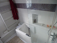 Rénovation complète d'une Salle de Bain avec une baignoire/douche avec porte ARTWEGGER. Réalisation carrelage et faïence.