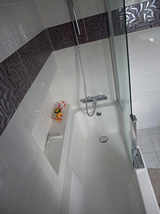 Rénovation complète d'une Salle de Bain avec une baignoire/douche avec porte ARTWEGGER. Réalisation carrelage et faïence.