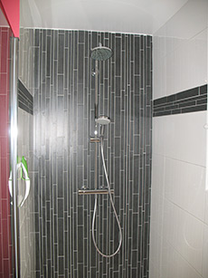 Rénovation complète d'une Salle de Bain avec remplaçement d'une baignoire par une douche à l'italienne, carrelage et faïence. Secteur valfrembert.