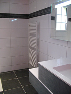 Rénovation complète d'une Salle de Bain avec remplaçement d'une baignoire par une douche à l'italienne, carrelage et faïence. Secteur valfrembert.