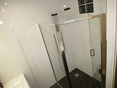Rénovation complète de Salle de Bain avec meuble vasque double sur mesure, douche à l'italienne et WC suspendu noir. Secteur St Germain du Corbéis.