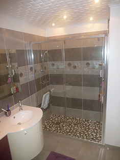 Réfection complète d'une Salle de Bain avec douche, meuble, carrelage et faïence. Secteur Alençon.